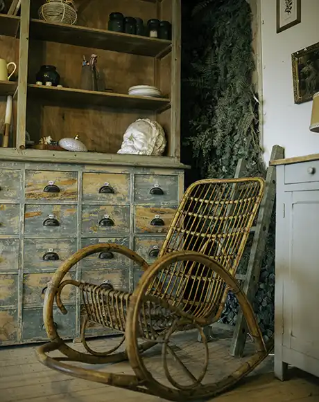 categorie-brocante Fauteuil à bascule en rotin - objet de décoration unique à Grenoble