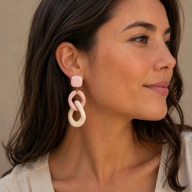 boucles-oreille-maille-clip-rose-blanc Boucles d'oreilles à clip à maillons roses et blanches Francine Bramli