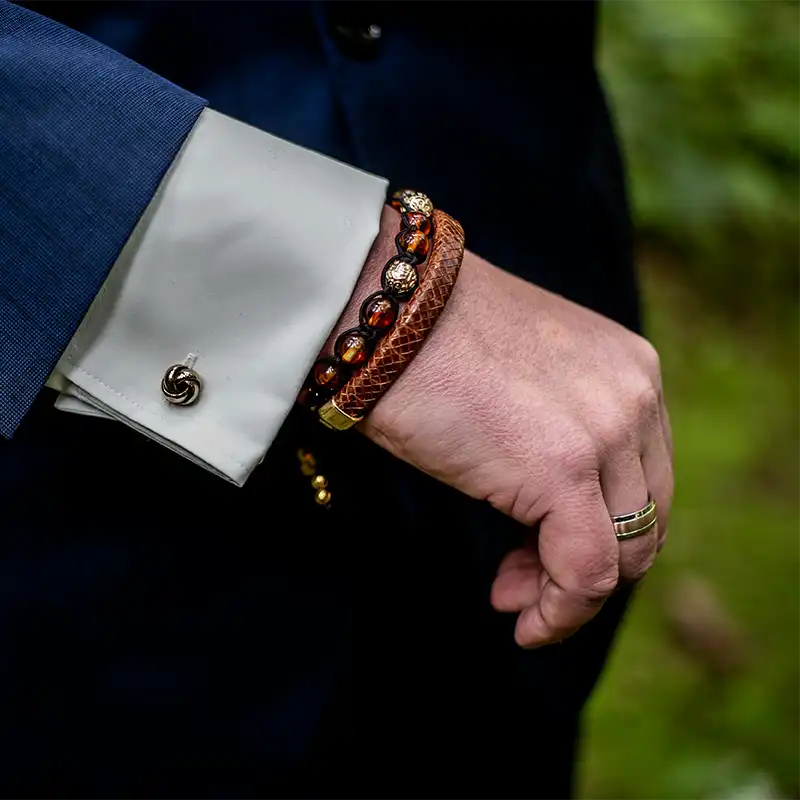 Bracelet en cuir sur un poignet d'homme