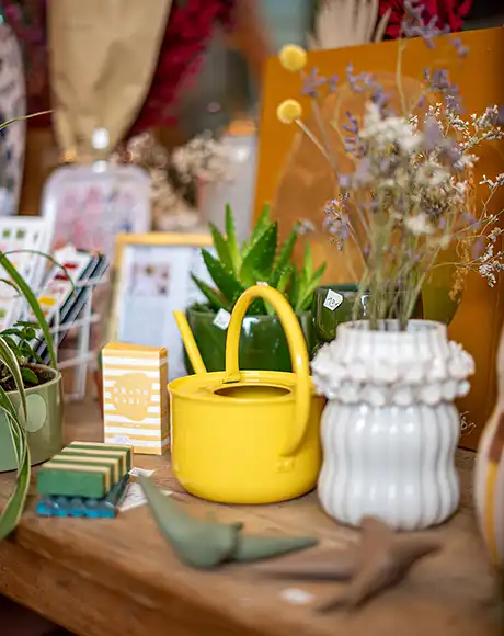 categorie-jardin-2 Arrosoire jaune, cache-pot blanc et hirondelles décoratives