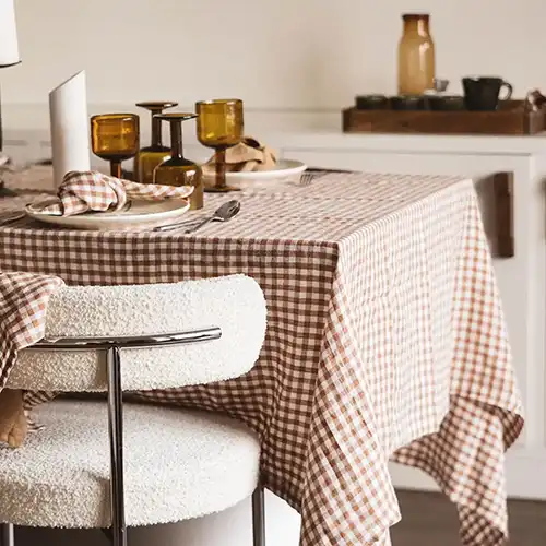 Nappe vichy dressée sur une table dans une cuisine