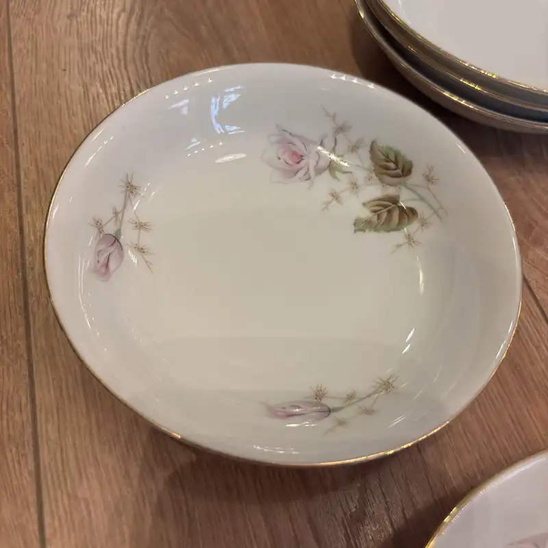 Saladier et coupes en porcelaine