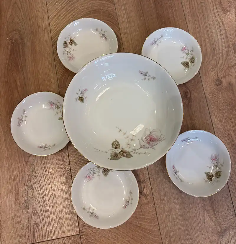Saladier et coupes en porcelaine