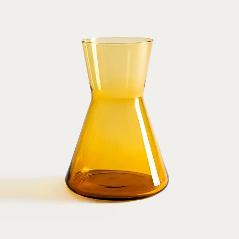 Carafe en verre ambrée