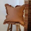 housse-coussin-lin-rouille-2 Housse de coussin en lin rouille avec volants