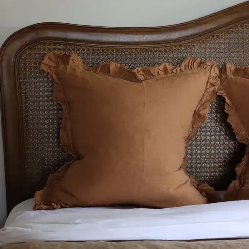 Housse de coussin en lin rouille avec volants
