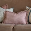 housse-coussin-raye-bordeaux-1 Housse de coussin rayée bordeaux avec volants