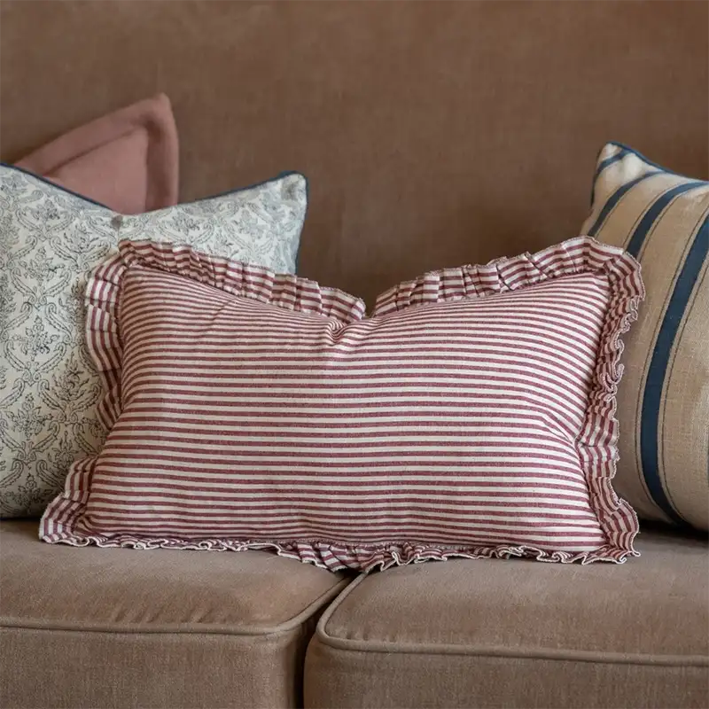 Housse de coussin rayée bordeaux avec volants