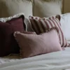housse-coussin-raye-bordeaux-2 Housse de coussin rayée bordeaux avec volants