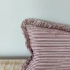 housse-coussin-raye-bordeaux-4 Housse de coussin rayée bordeaux avec volants