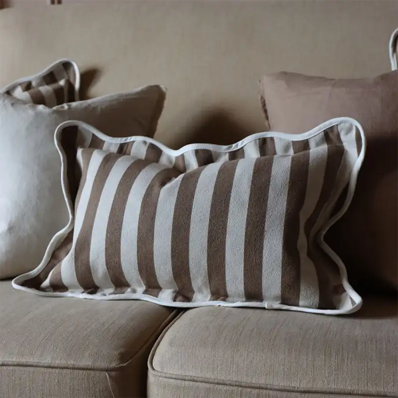 housse-coussin-raye-marron-1 Housse de coussin rayée marron au bord festonné