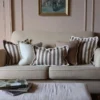 housse-coussin-raye-marron-2 Housse de coussin rayée marron au bord festonné