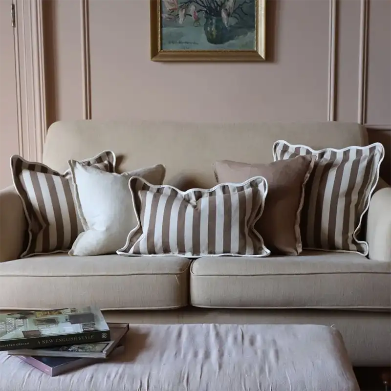 housse-coussin-raye-marron-2 Housse de coussin rayée marron au bord festonné