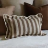 housse-coussin-raye-marron-3 Housse de coussin rayée marron au bord festonné