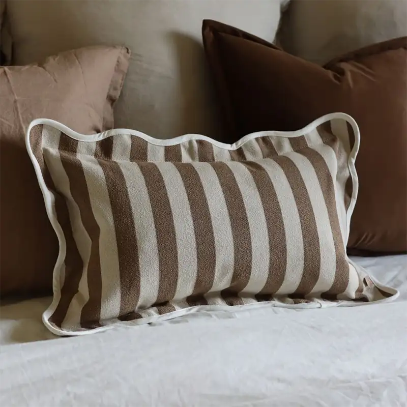 Housse de coussin rayée marron au bord festonné