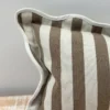 housse-coussin-raye-marron-4 Housse de coussin rayée marron au bord festonné