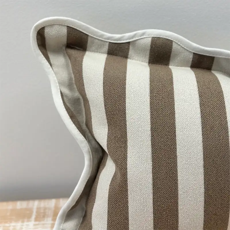 housse-coussin-raye-marron-4 Housse de coussin rayée marron au bord festonné