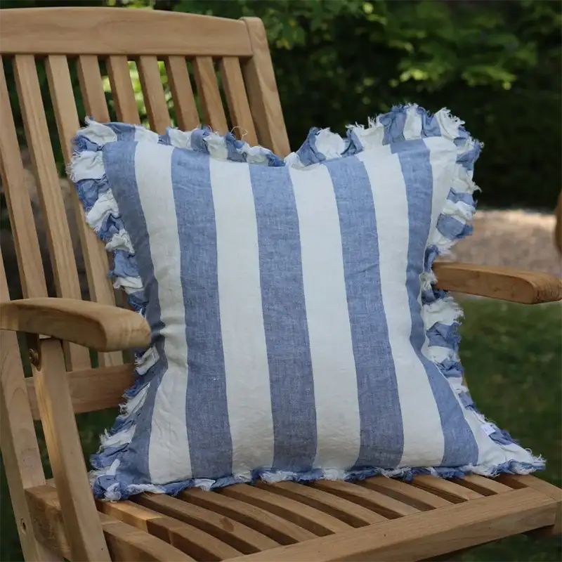 Housse de coussin vichy bleu avec volants