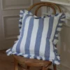 housse-coussin-rayee-bleu-2 Housse de coussin vichy bleu avec volants