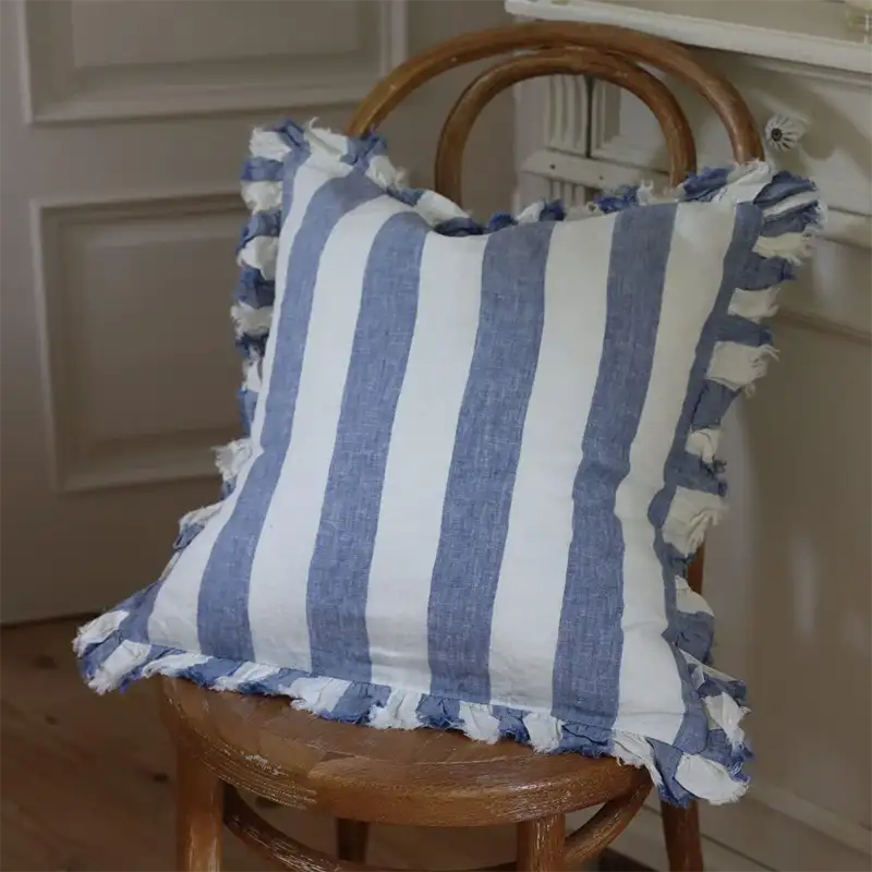 Housse de coussin vichy bleu avec volants