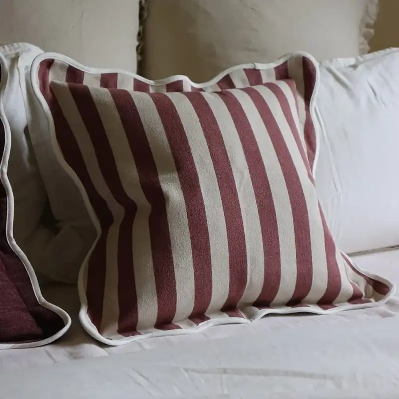 housse-coussin-rayee-prune-1 Housse de coussin rayée prune au bord festonné