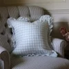 housse-coussin-vichy-bleu-1 Housse de coussin vichy bleu avec volants