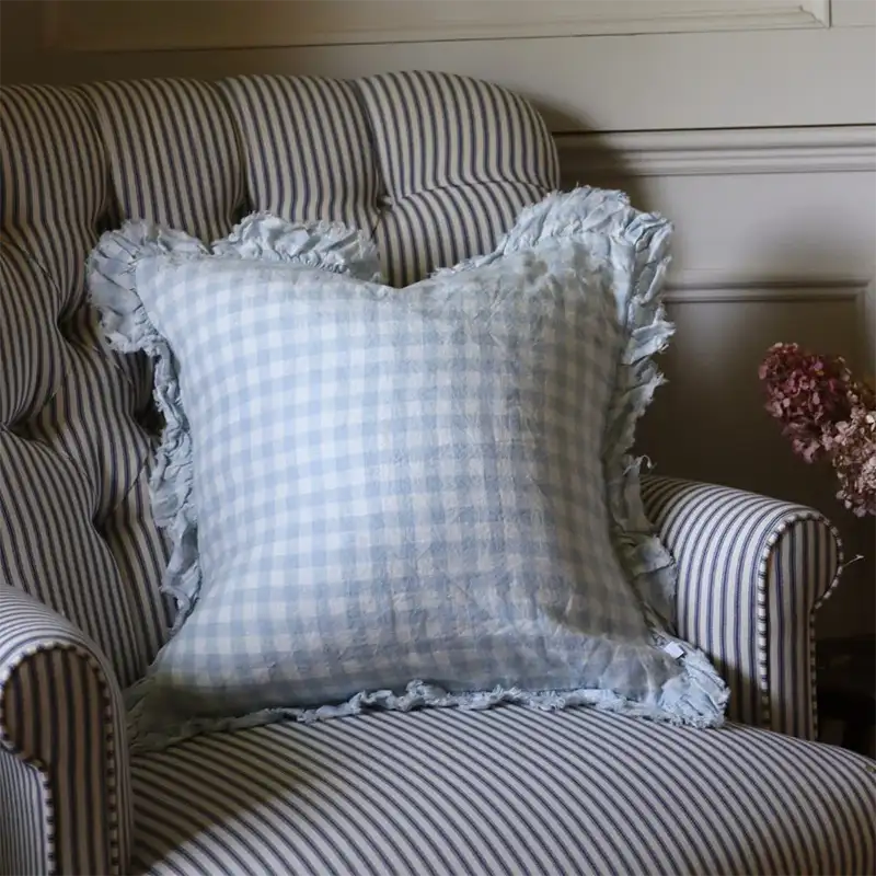 Housse de coussin vichy bleu avec volants
