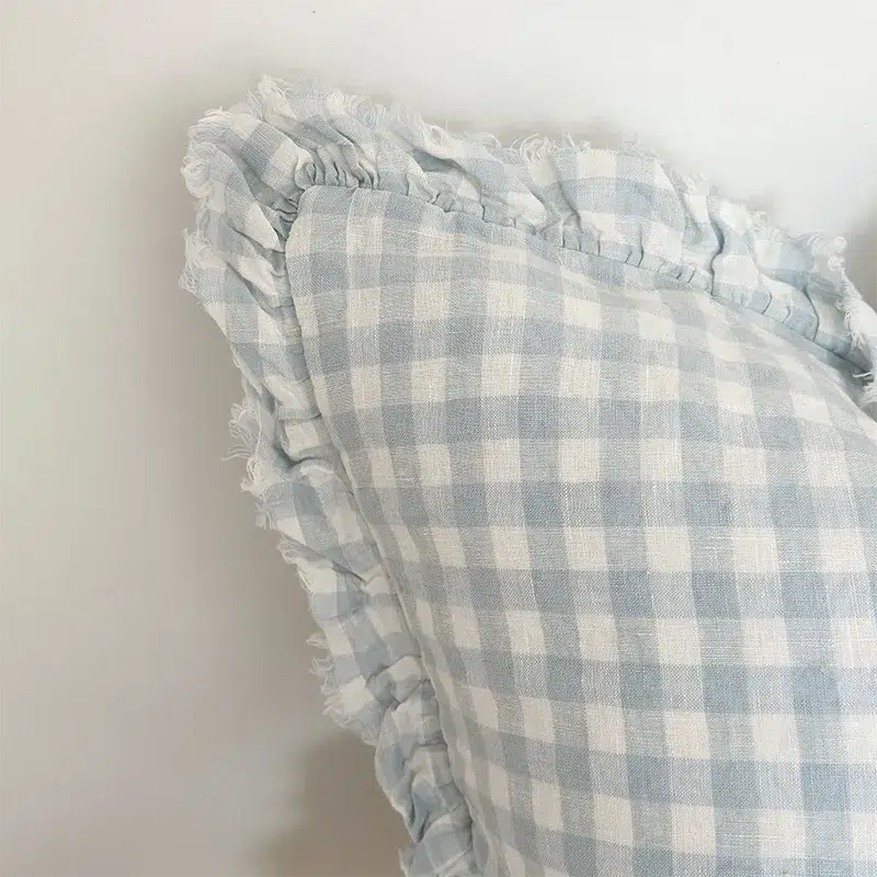 Housse de coussin vichy bleu avec volants